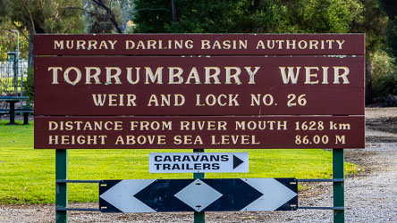 Signage confirming that Torrumbarry Weir is #26 in the system, that it's 1628km upstream from Goolwa, and is 86m above sea level.
