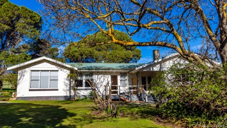 This is the Homestead at the Big 4 Cape Jervis, which had been brutally divided into 7 holiday units.  Our tiny one was accessed by the door in the middle of this image. [3285]