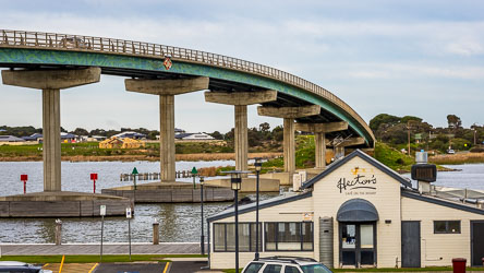 With a backdrop of the Hindmarsh Island Bridge, Hectors is a popular cafe og the Goolwa waterfront. [2164]