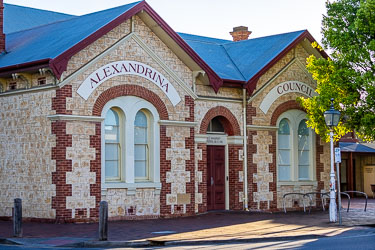 Just one of many fine old stone buildings seen all over the Alexandrina district. [1445]