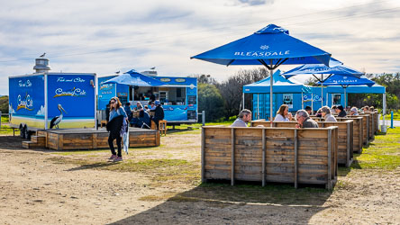 When we got there, the Coorong Cafe was popular and running out of fish. [2059]