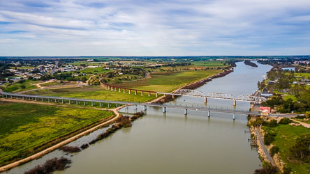 The two crossings at Murray Bridge. The original 1886 bridge had two storeys for road and rail, but a dedicated rail bridge (the far one) was built in 1925. In 1979, the original bridge was replaced. [0210]