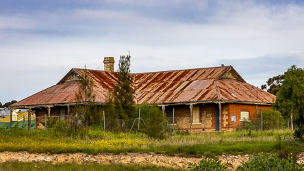 Once a grand stone house overlooking the Murray River, but now derelict. [2208]