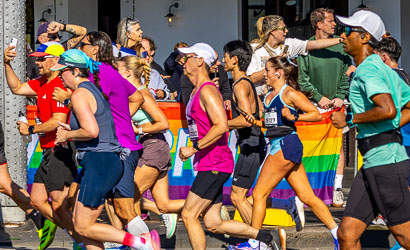 Runners pass cheering spectators and rainbow flags near Taylor Square at the 18 km mark, the crowd’s energy blending with the rhythm of the race. [3934]
